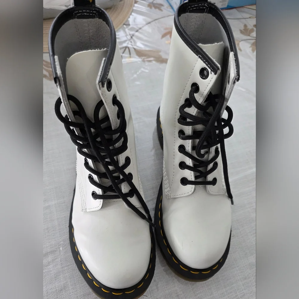 White Lace-Up Boots Dr. Martens Air Wair AW004 Size 7 - Picture 1 of 11